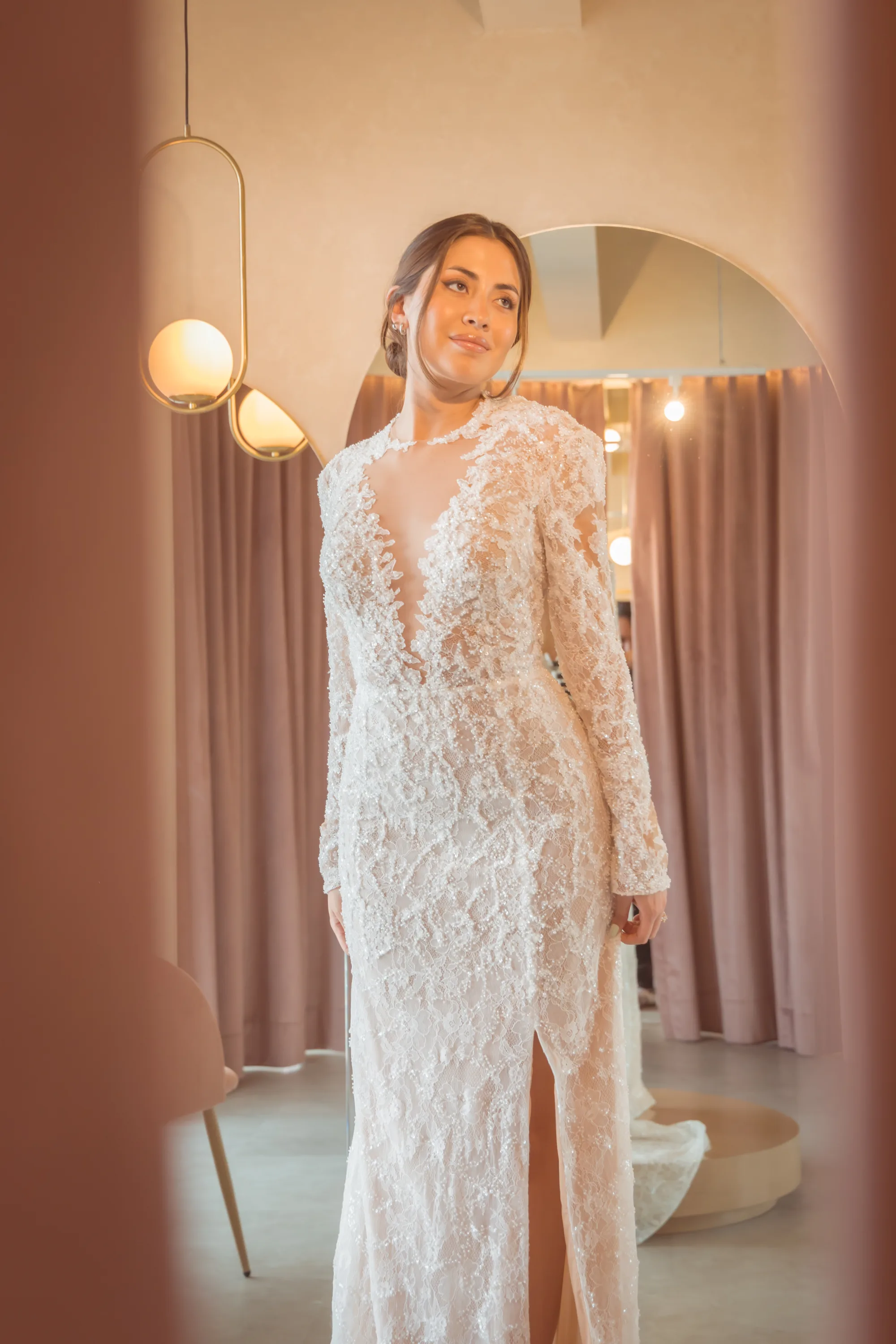 Detalle de pedrería y bordado floral en escote de vestido de novia, fotografía real de Rabling Bridal