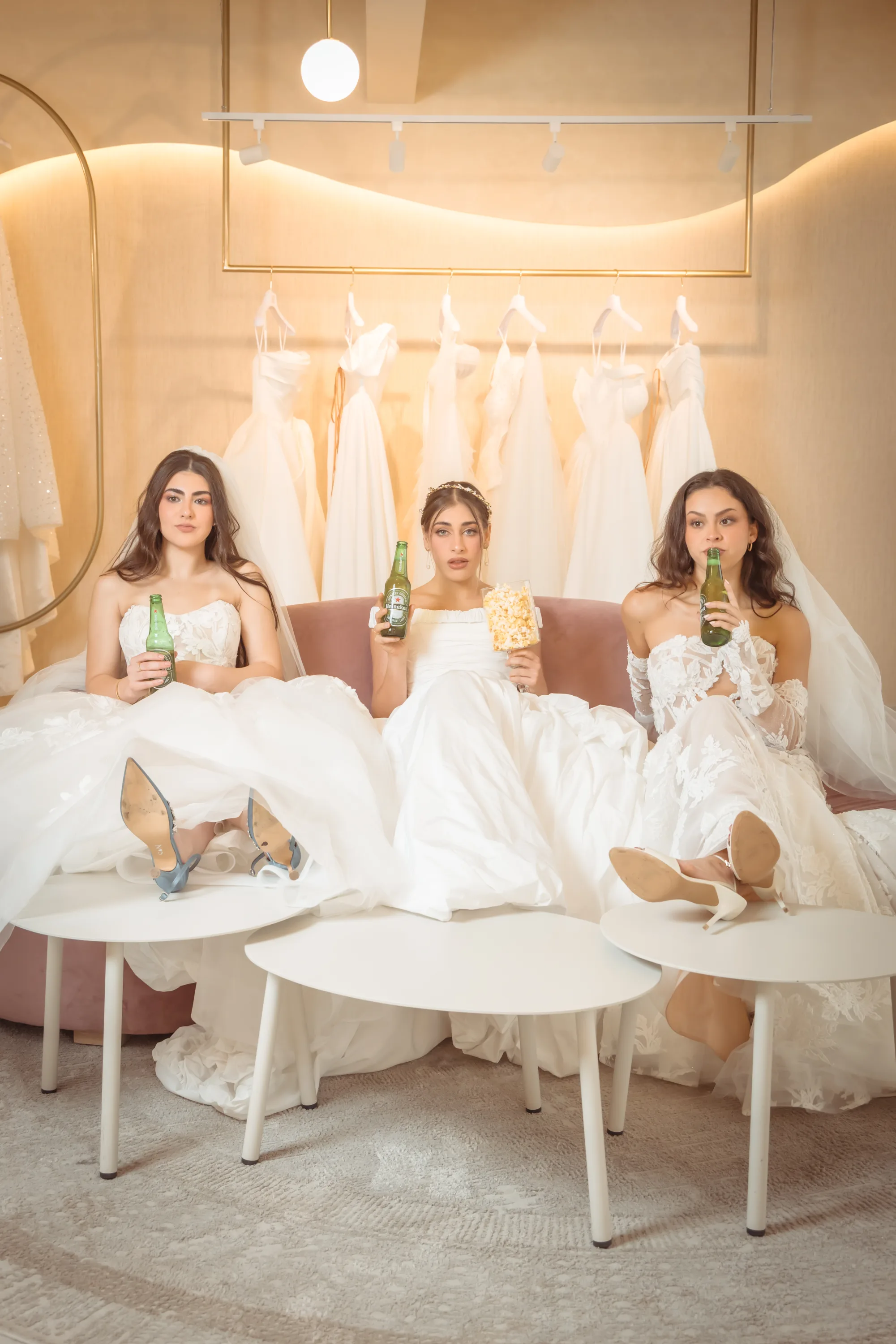 Tres novias reales celebrando juntas en el Showroom de Rabling Bridal