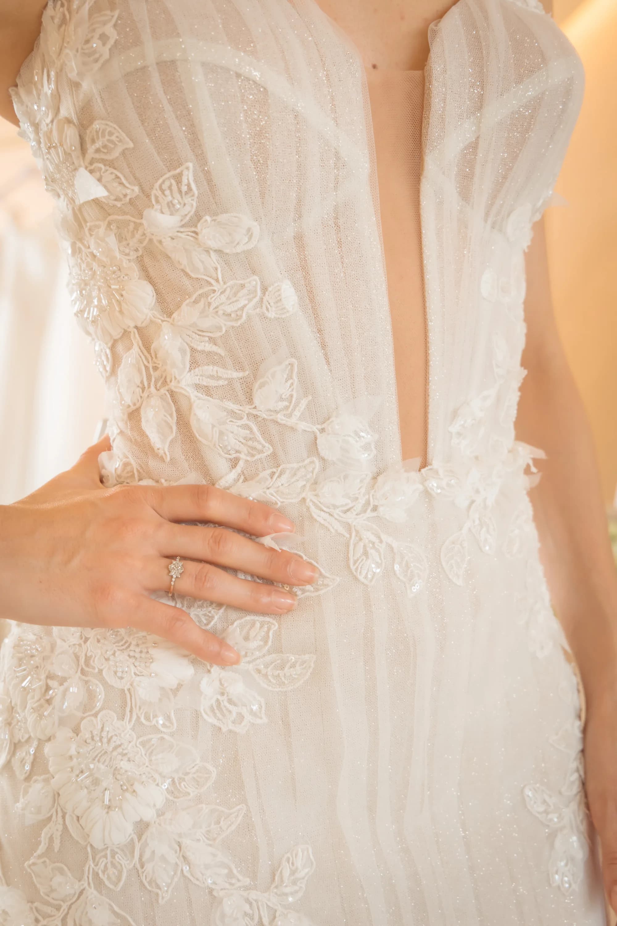 Detalle macro de encaje floral bordado con pedrería en vestido de novia, fotografía real de Rabling Bridal