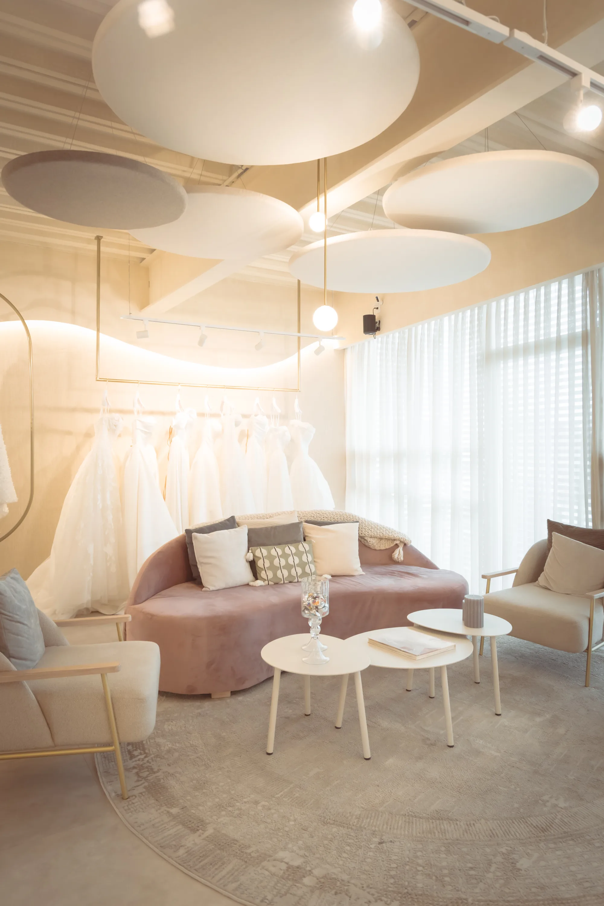 Interior real del Showroom de Rabling Bridal, con vestidos exhibidos y sala de espera
