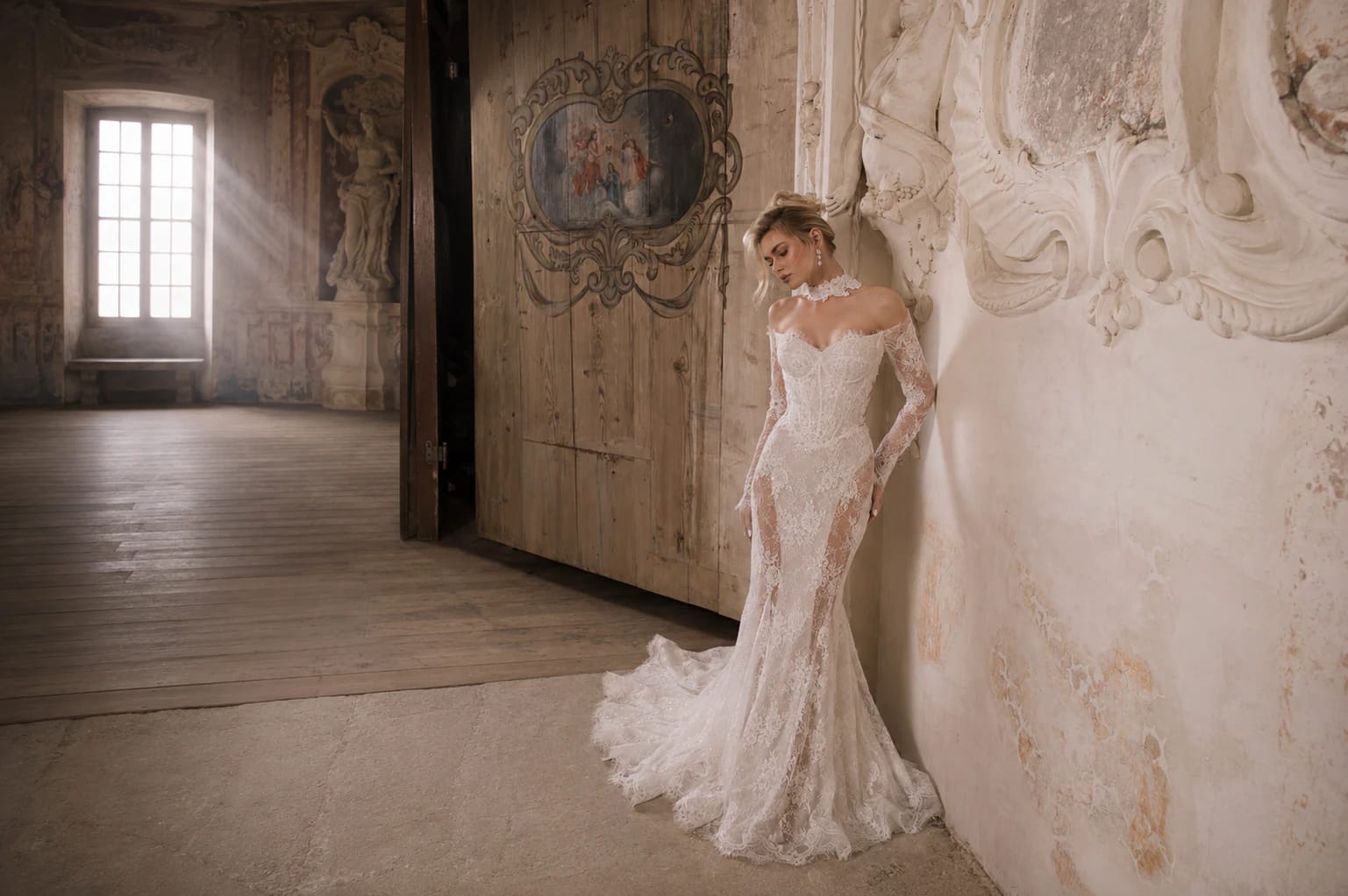Novia con vestido de encaje en un salón antiguo