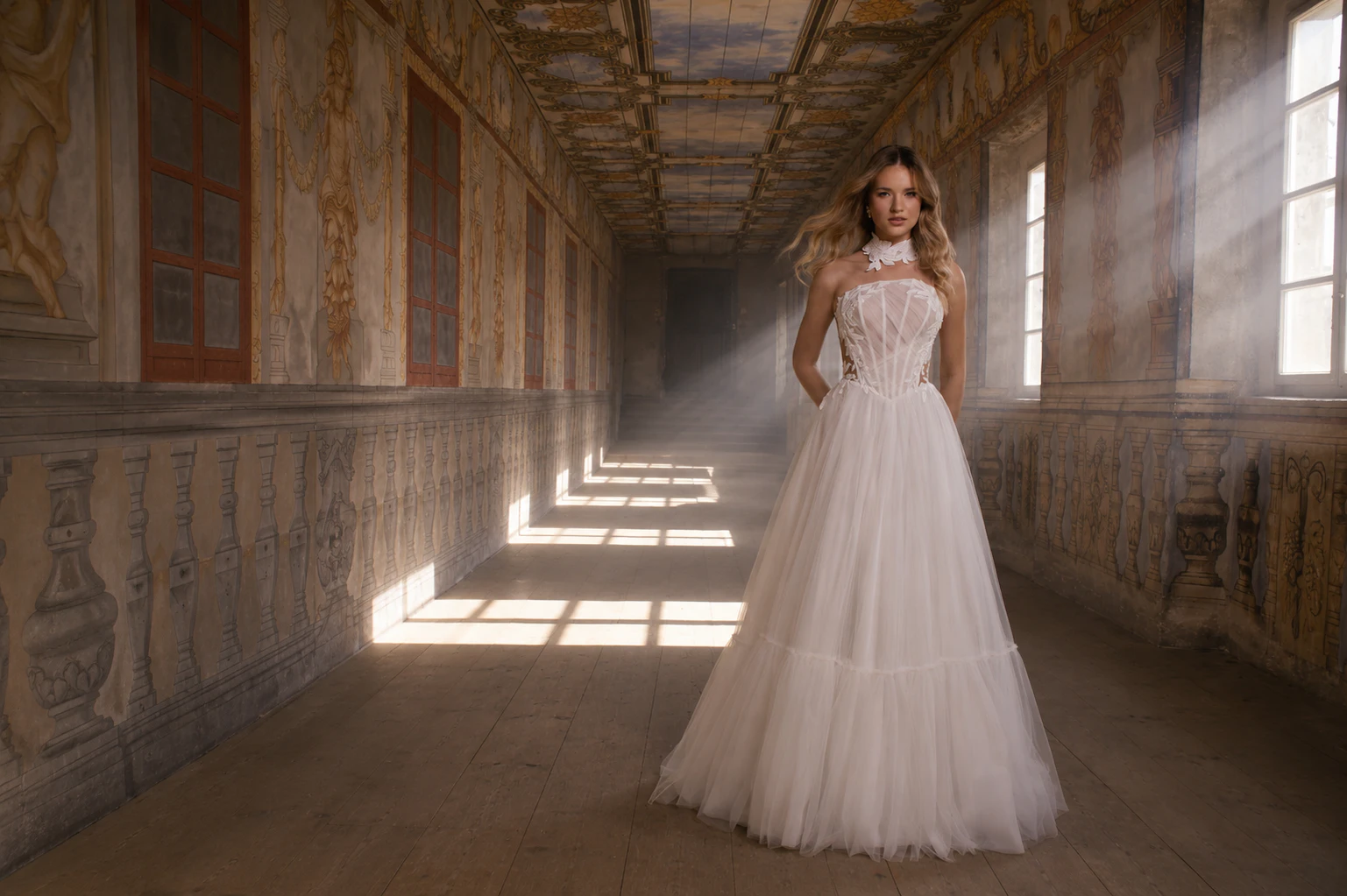 Novia con vestido de tul en un salón iluminado