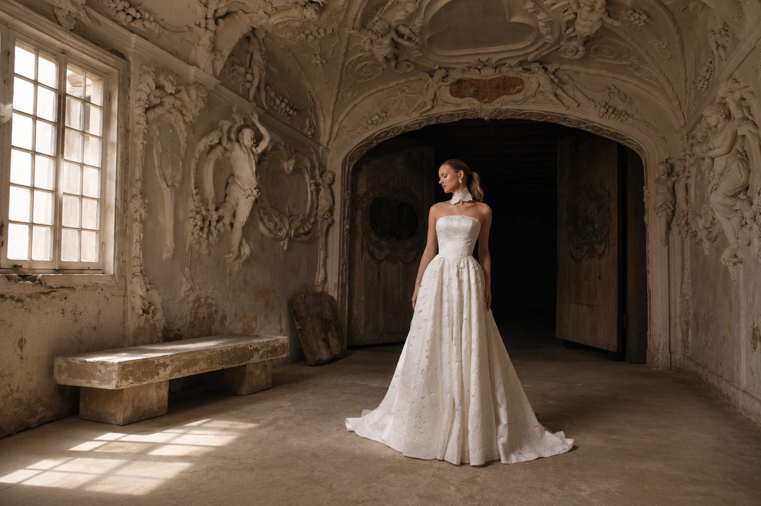 Novia con vestido de novia en un salón antiguo