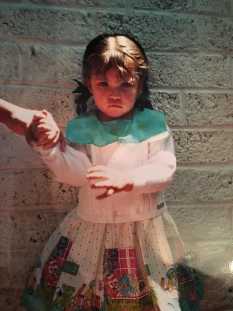 Nat de niña, con un vestido de fiesta